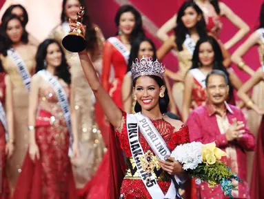 Finalis Puteri Indonesia 2017 asal DKI 5, Bunga Jelita Ibrani menunjukkan tropinya saat terpilih sebagai Putri Indonesia 2017 pada malam Grand Final Puteri Indonesia 2017 di JCC, Jakarta, Sabtu (1/3) dini hari. (Liputan6.com/Angga Yuniar)