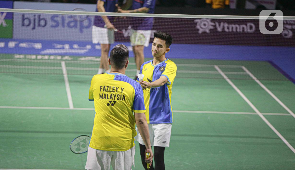 Ganda putra Indonesia, Vincent Rompies-Duta Modjo alias Duta Sheila on 7 harus mengakui kehebatan dari selebritis Malaysia, Fazley Yakoob dan Imran Aqil dalam pertandingan Vindes Tepok Bulu di Istora Gelora Bung Karno, Senayan, Jakarta, Jumat (17/11/2023). (Liputan6.com/Faizal Fanani)