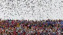 Ratusan burung dilepas ke udara diakhir parade militer untuk memperingati 70 tahun berakhirnya Perang Dunia II di Beijing, China, Kamis (3/9/2015). (REUTERS/Damir Sagolj)