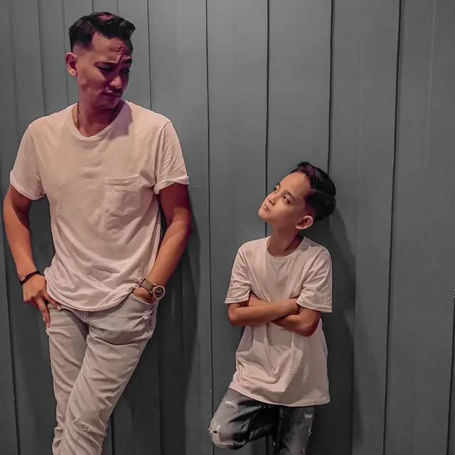 Jadi Suami Antagonis, Ini 7 Potret Hangat Panji Saputra dan Keluarga Kecilnya