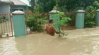 Banjir di hari kedua Ramadan ini disebabkan hujan deras. (Liputan6.com/Eka Hakim)