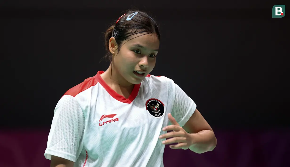 <p>Pebulu tangkis tunggal putri Indonesia, Komang Ayu Cahya Dewi bertanding melawan pebulu tangkis putri Thailand, Lalinrat Chaiwan pada final bulu tangkis beregu putri SEA Games 2023 di Badminton Hall Morodok Techo National Stadium, Phnom Penh, Kamboja, Kamis (11/05/2023). (Bola.com/Abdul Aziz)</p>