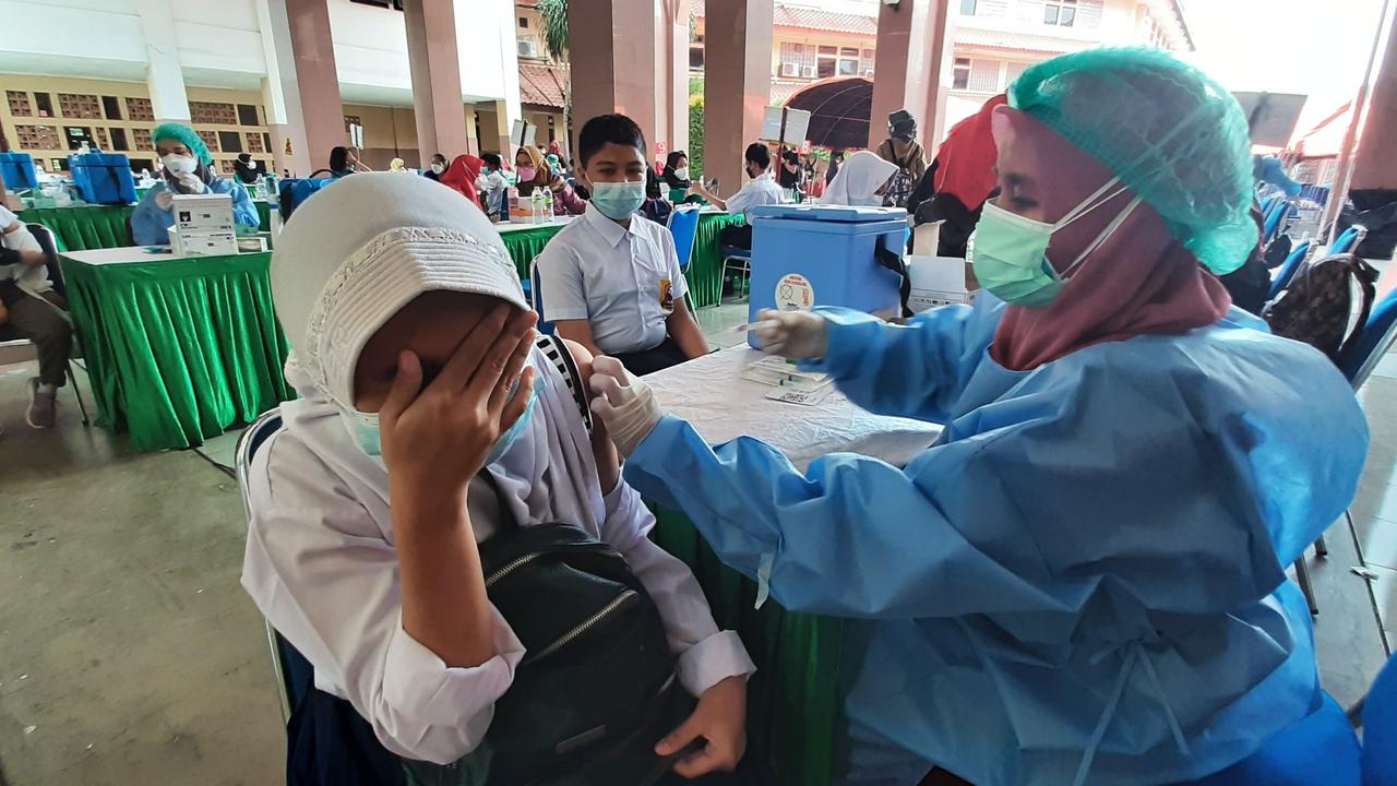 Pelajar di Kota Tangerang Divaksinasi Covid-19 Massal