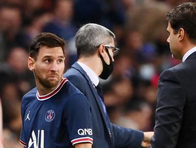 Lionel Messi tampak kecewa saat pelatih Paris Saint-Germain (PSG), Mauricio Pochettino, menariknya keluar saat bersua Olympique Lyon pada laga pekan keenam Ligue 1. (AFP/Frank Fife)