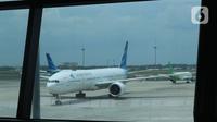 Pesawat Garuda terparkir di landasan pacu Terminal 3, Bandara Soekarno Hatta, Banten, Rabu (17/11/2021). Maskapai Garuda Indonesia akan menutup 97 rute penerbangannya secara bertahap hingga 2022 mendatang bersamaan dengan proses restrukturisasi yang tengah dilakukan. (Liputan6.com/Angga Yuniar)
