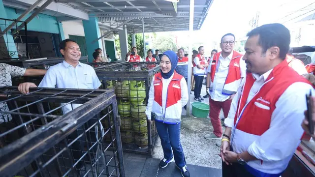 Direktur Utama PT Pertamina (Persero) Nicke Widyawati melakukan inspeksi mendadak (sidak) ke pangkalan LPG 3 kg di wilayah Sumatera Selatan, Senin (31/7/2023). (Dok Pertamina)
