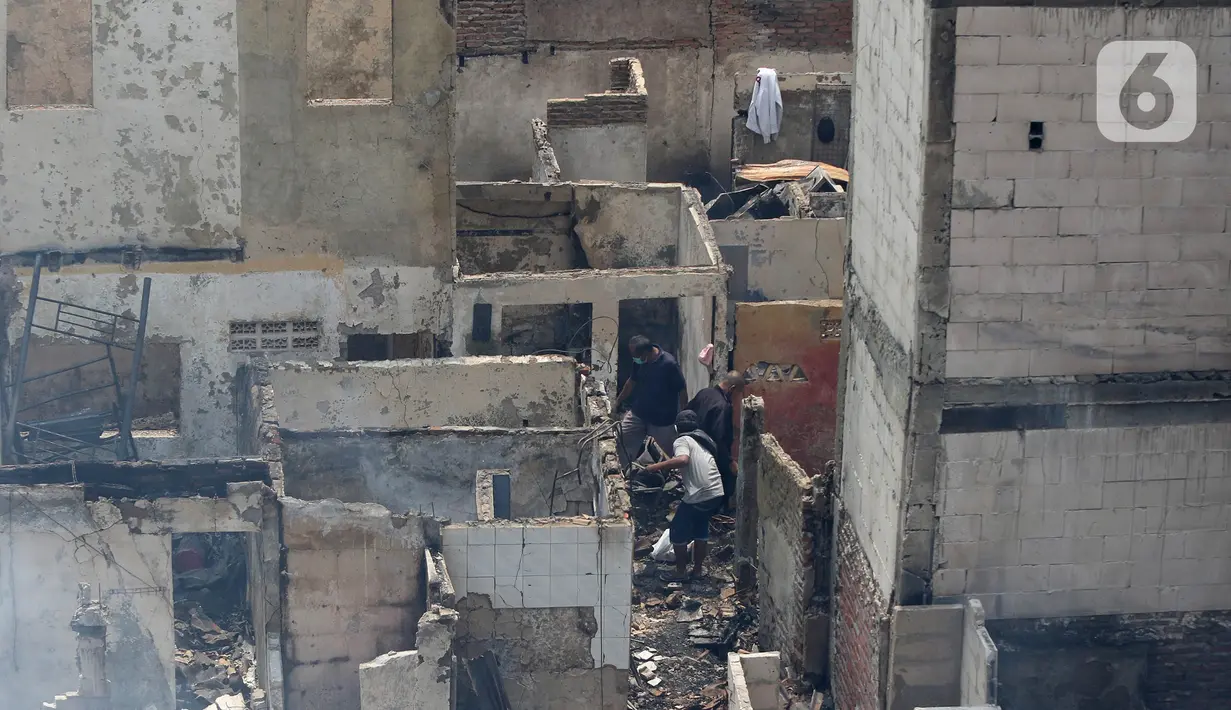 Warga mencari barang yang tersisa usai kebakaran permukiman di Jalan Keadilan Dalam, Taman Sari, Jakarta Barat, Senin (19/4/2021). Kebakaran permukiman padat tersebut mengakibatkan sebanyak 200 rumah hangus terbakar dan sekitar 1.000 warga terpaksa mengungsi. (Liputan6.com/Herman Zakharia)