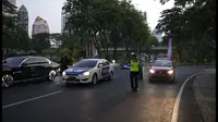 Mobil Polisi Terobos Rombongan Delegasi KTT ASEAN, Warganet: Polisi Kok Ngatain Polisi. (Doc: Twitter |&nbsp;@MurtadhaOne1)