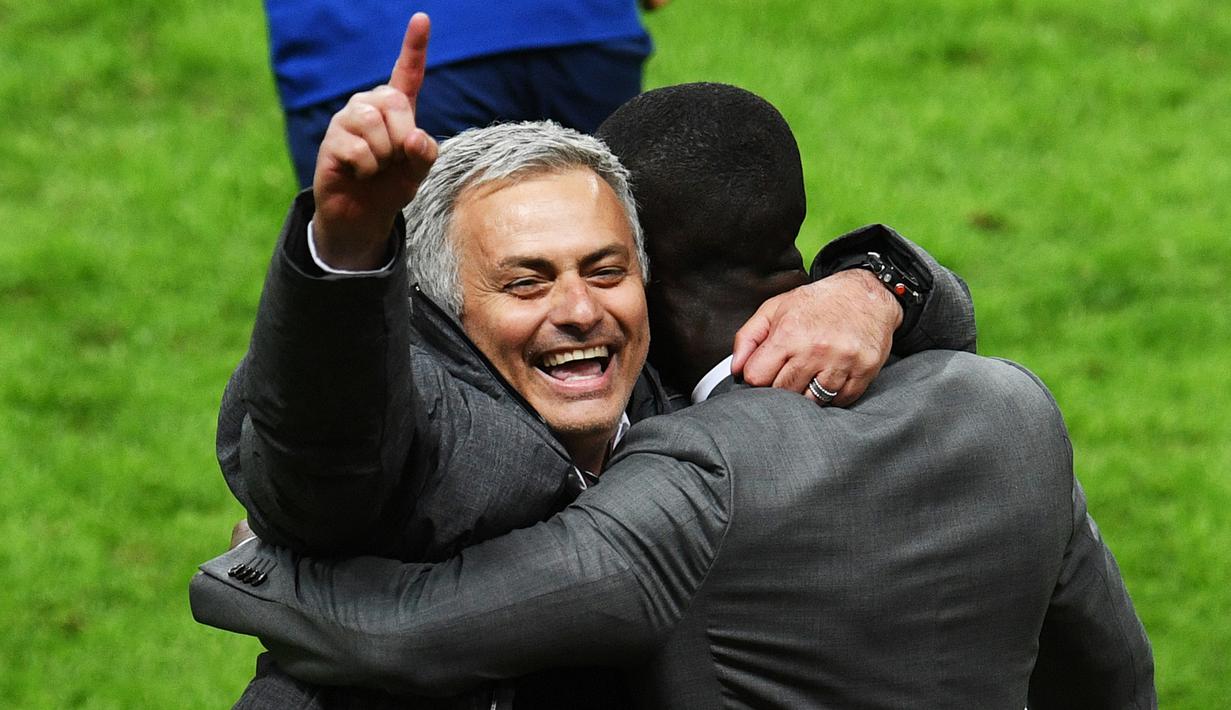 Pelatih Manchester United, Jose Mourinho, melakukan selebrasi usai menjuarai Piala Europa dengan mengalahkan Ajax Amsterdam pada final Liga Europa di Friends Arena, Stockholm, Rabu (24/05/2017). Manchester United menang 2-0. (EPA/Vassil Donev)