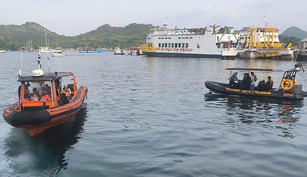 Foto yang dirilis pada 27 Desember 2025 oleh Badan Nasional Pencarian dan Penyelamatan Indonesia (BASARNAS) Labuan Bajo ini menunjukkan anggota tim pencarian dan penyelamatan bersiap mencari wisatawan asing yang hilang di perairan Pulau Padar, Labuan Bajo, Nusa Tenggara Timur, setelah sebuah kapal wisata mengalami kerusakan mesin dan tenggelam. Sebuah kapal wisata dilaporkan tenggelam di perairan Selat Padar, Taman Nasional Komodo, Labuan Bajo, Nusa Tenggara Timur, pada Jumat malam (26/12/2025) sekitar pukul 21.00 WITA. (Handout/BASARNAS/AFP)