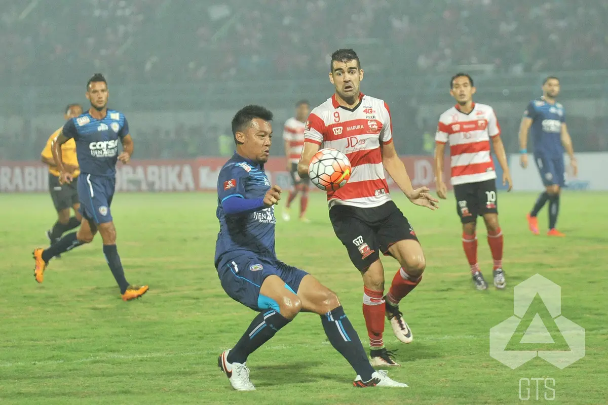 Jalannya pertandingan Madura United Vs Arema Cronus 