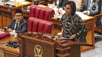 Menteri Keuangan Sri Mulyani (kiri) menyampaikan laporan pemerintah terkait RUU APBN 2023 saat Rapat Paripurna DPR RI di kompleks Parlemen, Jakarta, Kamis (29/9/2022). Agenda rapat paripurna kali ini adalah pembicaraan tingkat II/pengambilan keputusan atas RUU tentang APBN tahun anggaran 2023. (Liputan6.com/Angga Yuniar)