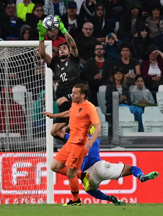 Kiper Italia, Mattia Perin menangkap bola saat melawan Belanda dalam pertandingan persahabatan di Stadion Allianz di Turin, Italia (4/6). (AFP Photo/Miguel Medina)