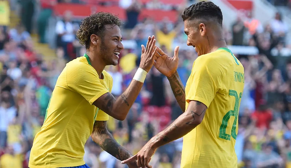 Striker Brasil, Neymar, merayakan gol yang dicetak Roberto Firmino ke gawang Kroasia pada laga persahabatan di Stadion Anfield, Liverpool, Minggu (3/6/2018). Brasil menang 2-0 atas Kroasia. (AFP/Oli Scarff)