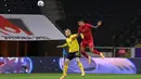 Gelandang timnas Swedia Emil Forsberg (kiri) berebut bola dengan bek timnas Portugal Joao Cancelo pada laga UEFA Nations League A Group 3 di Friends Arena, Stockholm, Selasa (8/9/2020). Portugal kalahkan Swedia 2-0 lewat sepasang gol yang dicetak Cristiano Ronaldo. (Jonathan NACKSTRAND/AFP)