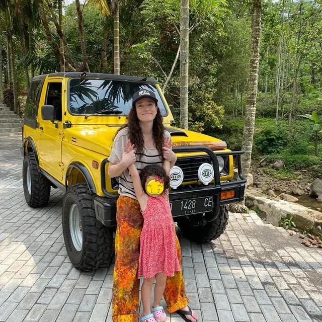 6 Potret Terbaru YouTuber Sacha Stevenson, Boyong Keluarga ke Kanada