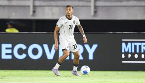 Winger Timnas Indonesia, Dean James saat melawan Lebanon pada FIFA Matchday di Stadion Gelora Bung Tomo, Surabaya, Senin (8/9/2025). (Bola.com/Abdul Aziz)