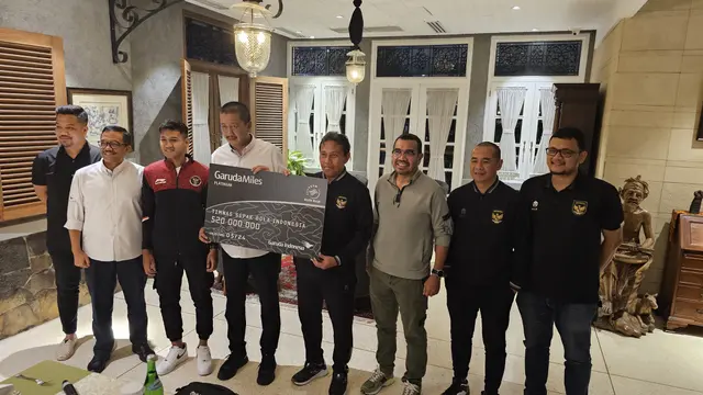 Penyerahan Apresiasi Garuda Indonesia kepada timnas Indonesia U-23 yang merebut emas di SEA Games 2023