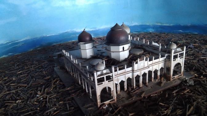 MIniatur Masjid Raya Baiturrahman di Museum Tsunami Aceh (Liputan6.co,/Rino Abonita)