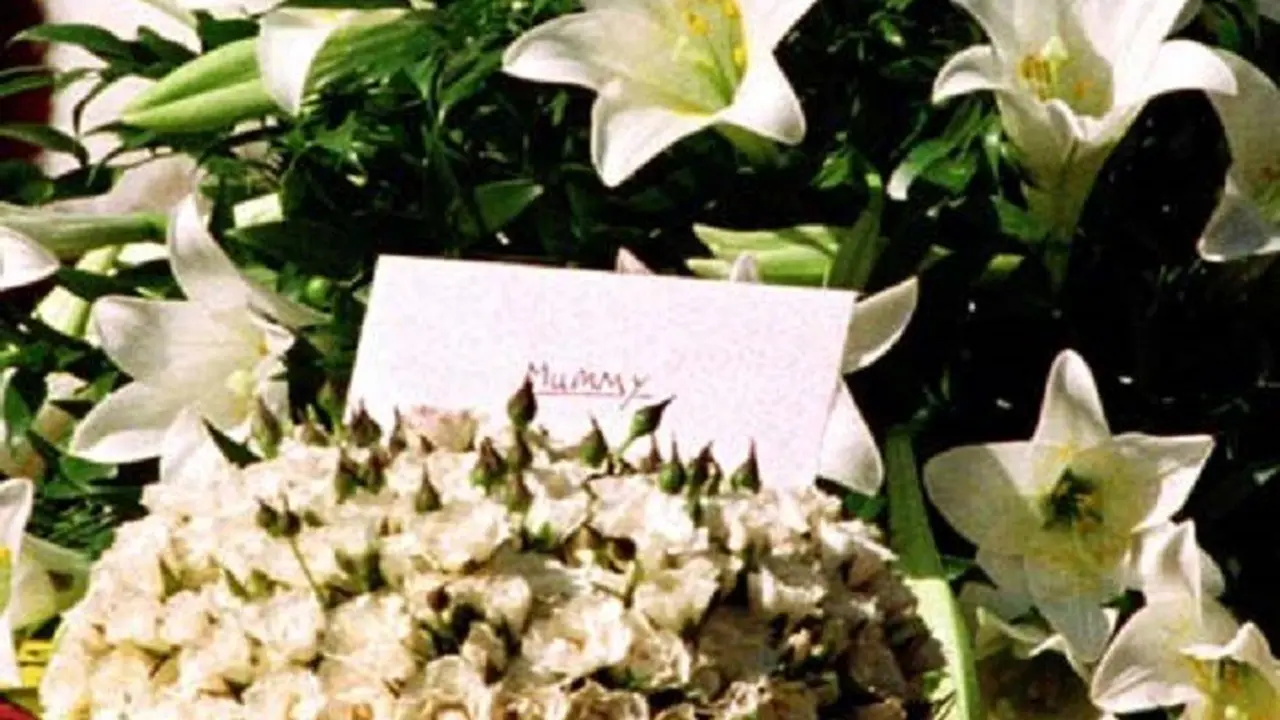 Kartu selamat jalan dari Pangeran Harry yang diletakkan di atas peti mati Putri Diana bertuliskan "Mummy"