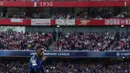 Penyerang Paris Saint-Germain (PSG) asal Prancis, Ousmane Dembele melakukan selebrasi setelah mencetak gol pertama bagi timnya saat pertandingan leg pertama semifinal Liga Champions 2024/2025 melawan Arsenal di Stadion Emirates, London Utara, 29 April 2025 waktu setempat atau Rabu 30 April 2025 WIB dini hari. (Adrian Dennis/AFP)