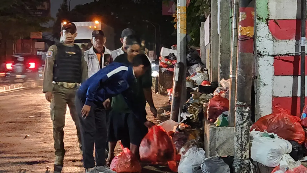 DLHK bersama Satpol PP Kota Depok menangkap tangan seorang warga membuang sampah bukan pada tempatnya di Jalan Raya Bogor, Cimanggis, Depok. (Liputan6.com/Dicky Agung Prihanto)