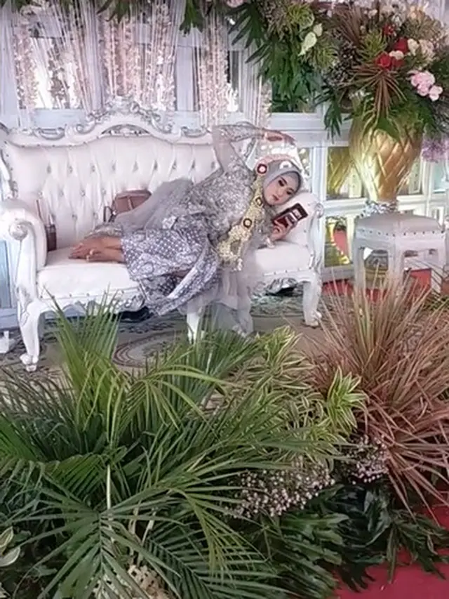 Rebahan Sampai Ngopi, Viral Video Pasangan Pengantin Santai di Acara Pernikahannya