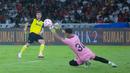 Pemain Oxford United, Mark Harris, mencetak gol ke gawang Liga Indonesia All Star dalam laga pembuka turnamen Piala Presiden 2025 di Stadion Utama Gelora Bung Karno (SUGBK), Minggu (6/7/2025) malam. (Bola.com/M Iqbal Ichsan)