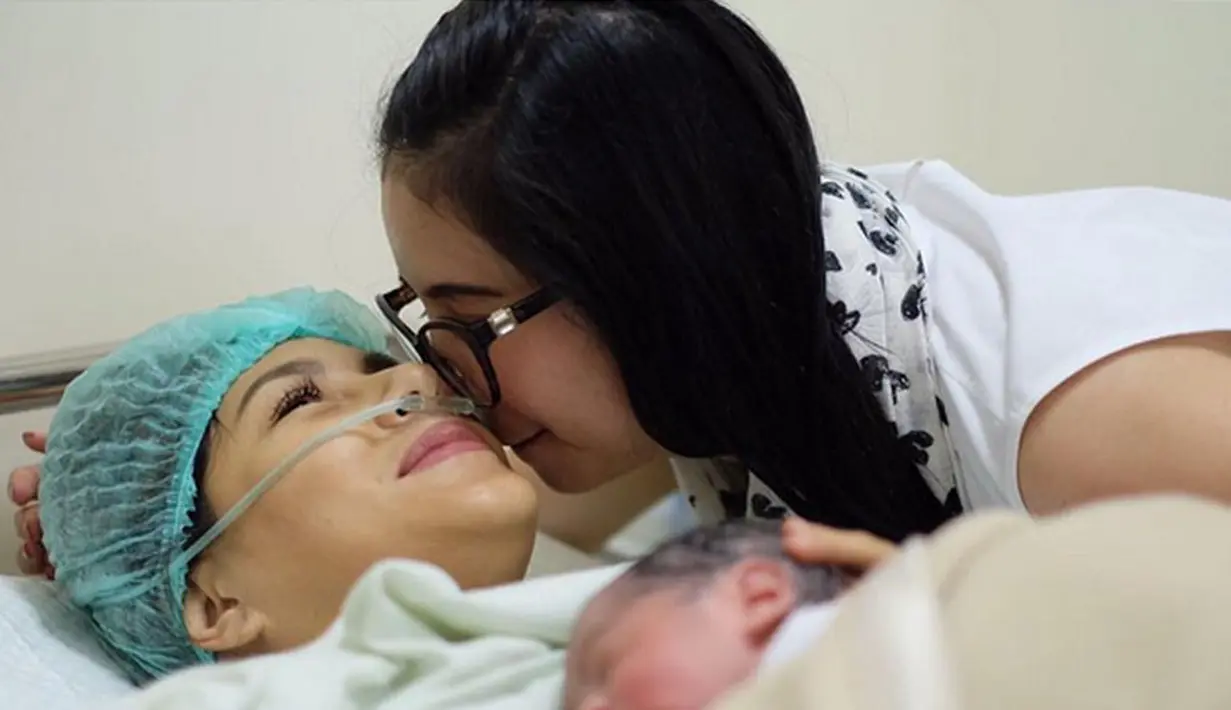 Salah satunya terlihat Novita Angie yang juga hadir menemani proses melahirkan Meisya. Di fotonya, Angie tampak sedang mencium wajah sahabatnya yang habis melahirkan itu. (Instagram/meisya_siregar)