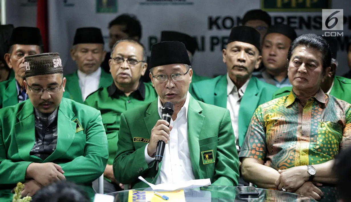 Ketua Umum PPP versi Muktamar Jakarta, Humphrey Djemat dalam jumpa pers di kantornya, Rabu (6/2). Humphrey mempertanyakan langkah PPP kubu Romahurmuziy yang melaporkannya karena dianggap menggunakan atribut partai tanpai izin. (Liputan6.com/Faizal Fanani)