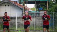 Bek tengah Bali United Jajang Mulyana saat menjalani sesi latihan di Lapangan Gelora Samudera Kuta, Kamis sore (12/5/2022). (Bola.com/Maheswara Putra)