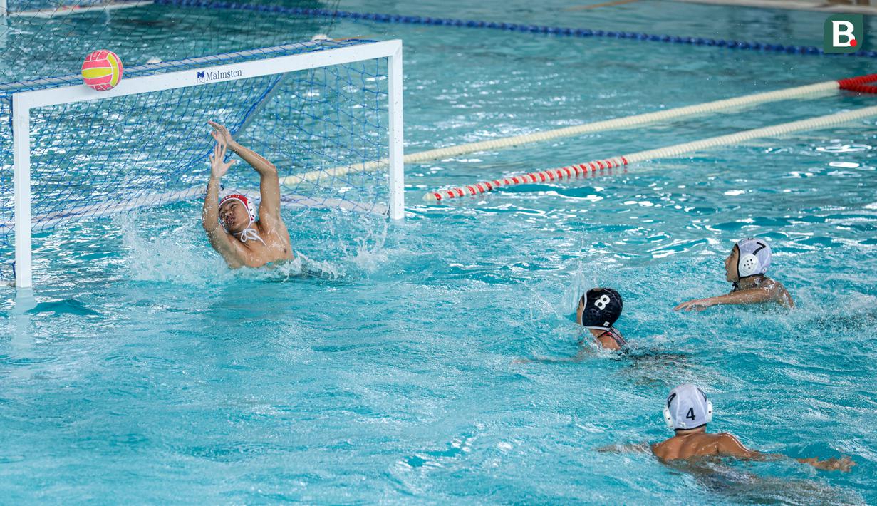 Bola lemparan pemain Pari Sakti membentur tiang gawang Tirta Kencana 78 saat laga polo air Indonesia Open Aquatic Championships 2025 di Stadion Akuatik Gelora Bung Karno, Senayan, Jakarta, Rabu (12/11/2025). (Bola.com/Bagaskara Lazuardi)