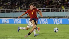 Pemain Timnas Spanyol U-17, Marc Guiu mencetak gol kemenangan timnya ke gawang Timnas Jepang U-17 pada laga 16 besar Piala Dunia U-17 2023 di Stadion Manahan, Solo, Senin (20/11/2023). (Bola.com/Arief Bagus)
