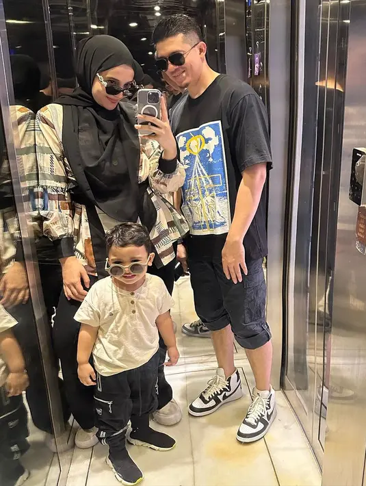 Meskipun pen belum dilepas, Zaskia mengaku bahwa sang suami sudah mulai menjalani beberapa aktivitas. Bahkan, sudah mulai syuting lagi. [Instagram/irwansyah_15]