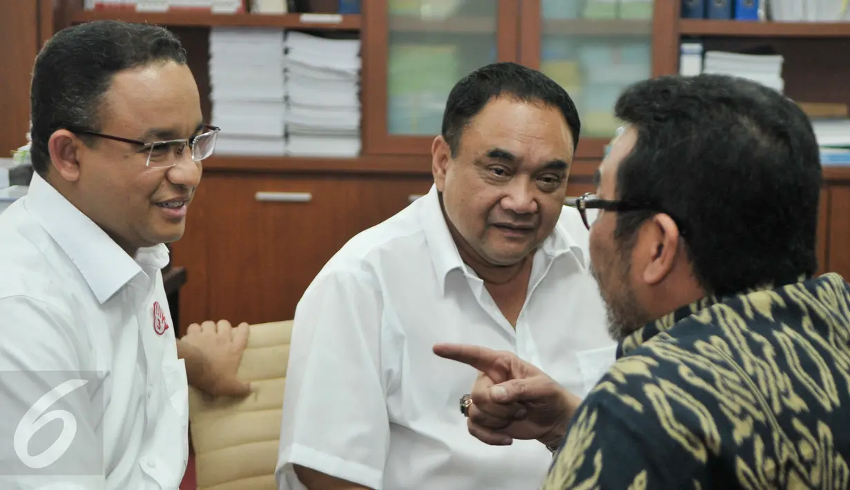 Cagub DKI Jakarta, Anies Baswedan berbincang dengan Ketua PWI Pusat, Margiono, Jakarta, Jumat (24/3). Anies menyampaikan harapannya agar PWI ikut mengawal proses Pilkada putaran kedua pada 19 April mendatang. (Liputan6.com/Yoppy Renato)