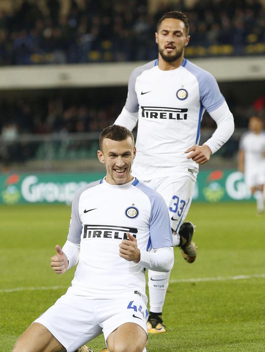 Pemain Inter Milan, Ivan Perisic (bawah) merayakan golnya ke gawang Verona pada lanjutan Serie A di Bentegodi stadium, Verona, (30/10/2017). Inter Milan menang 2-1. (Filippo Venezia/ANSA via AP)