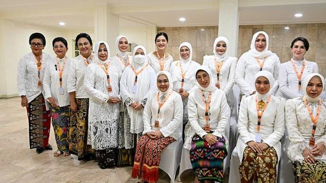 6 Potret Arumi Bachsin Dilantik Sebagai Ketua Dekranasda, Terhormat Kemballi Emban Amanah