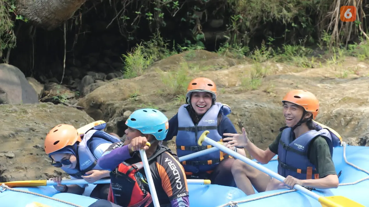 Potret wisatawan saat mengarumi arung jeram di Caldera Adventur, Kecamatan Cikidang  Kabupaten Sukabumi (Liputan6.com/Fira Syahrin)