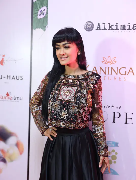 Artis cantik ini memberikan kepeduliannya dengan menghadiri acara Live Scoring Music Concert (Donation Night) I am Hope di Taman Ismail Marzuki (TIM), Jakarta Pusat sebagai peringatan Hari Kanker Sedunia. (Andy Masela/Bintang.com)