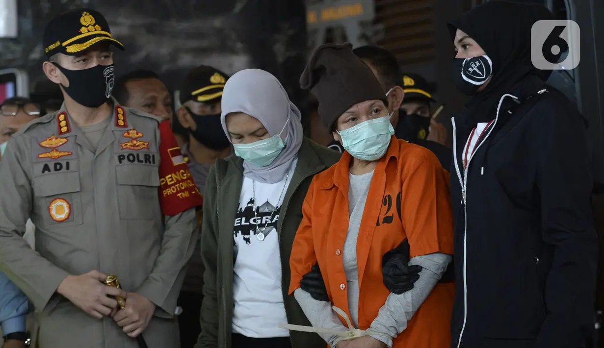 Maria Pauline Lumowa (berbaju tahanan) yang diekstradisi dari Serbia tiba di Bandara Soekarno-Hatta, Tangerang, Banten, Kamis (9/7/2020). Maria Pauline Lumowa merupakan pembobol kas BNI Cabang Kebayoran Baru senilai Rp 1,2 triliun pada Oktober 2002 - Juli 2003. (merdeka.com/Dwi Narwoko)