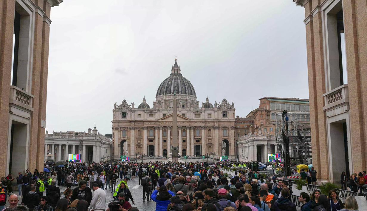 Orang-orang mengantre di Lapangan Santo Petrus dan jalan Via della Conciliazione untuk memberikan penghormatan terakhir kepada mendiang Paus Fransiskus yang disemayamkan di Basilika Santo Petrus, Vatikan, pada 24 April 2025. (Dimitar DILKOFF/AFP)