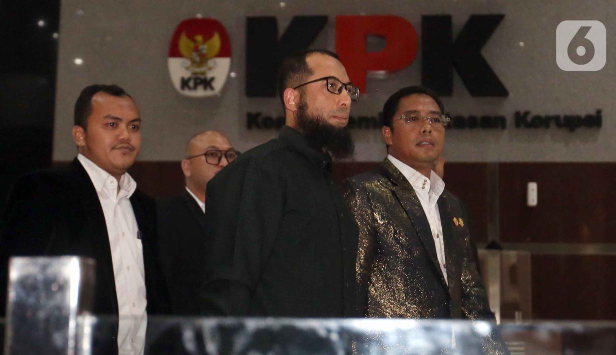 Sebagai informasi, pemeriksaan Khalid Basalamah merupakan bagian dari rangkaian pengusutan maraton yang dilakukan KPK terhadap sejumlah pimpinan agen travel Penyelenggara Ibadah Haji Khusus (PIHK). Tampak dalam foto, Direktur/Pemilik PT Zahra Oto Mandiri (Uhud Tour) yang juga pendakwah, Khalid Zeed Abdullah Basalamah (kedua kanan), usai menjalani pemeriksaan di Gedung Merah Putih Komisi Pemberantasan Korupsi (KPK), Jakarta, Kamis (23/4/2026). (Liputan6.com/Helmi Fithriansyah)