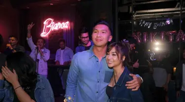 Menginjak usia yang ke-25, pemain sinetron kondang Nikita Willy mengadakan perayaan momen bertambah usianya tersebut. Dalam momen membahagiakan tersebut tak lupa sang kekasih, Indra Priawan turut menyemarakkan. (Liputan6.com/IG/nikitawillyofficial94)