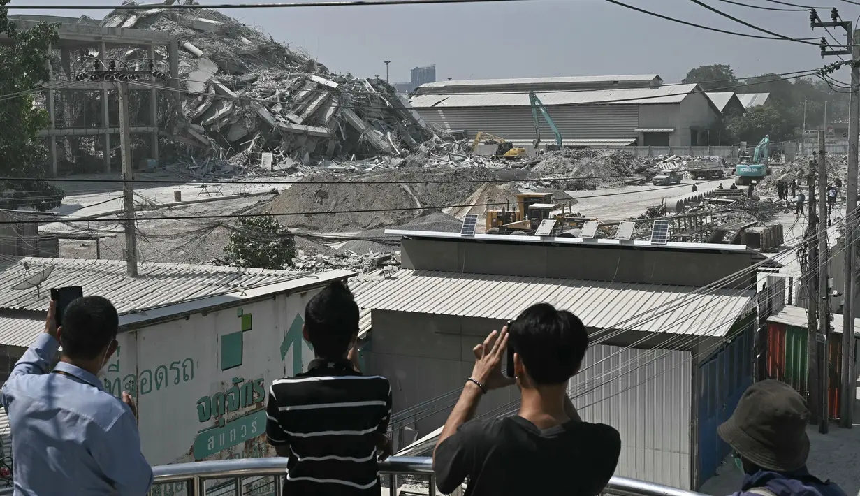 Sebelumnya, gempa bumi dahsyat mengguncang Myanmar tengah pada 28 Maret 2025. (Lillian SUWANRUMPHA/AFP)