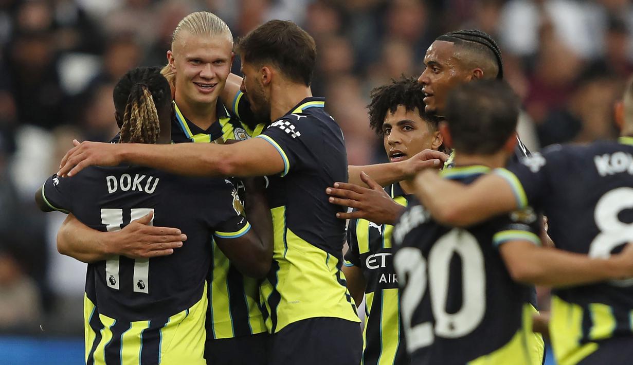 Pemain Manchester City, Erling Haaland melakukan selebrasi bersama rekan-rekannya setelah mencetak gol ke gawang West Ham United pada laga lanjutan Liga Inggris 2024/2025 di London Stadium, London, Inggris, Sabtu (31/08/2024) waktu setempat. (AFP/Ian Kington)