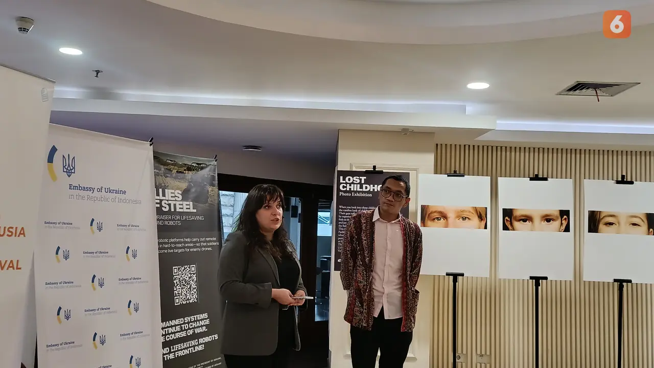 Pameran Lost Childhood di Grand Sahid Jakarta menampilkan karya foto dan gambar anak-anak Ukraina yang merefleksikan masa kecil yang hilang akibat perang, Kamis (11/9/2025)