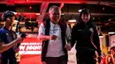 Perenang Indonesia, Angel Gabriella Yus (kanan) menggandeng CdM Tim Indonesia di Asian Games 2022, Basuki Hadimuljono saat memamerkan jersey baru Tim Indonesia untuk Asian Games 2022 Hangzhou di Kantor NOC Indonesia Lantai 16, Gedung FX Senayan, Jakarta, Sabtu (09/09/2023). (Bola.com/Bagaskara Lazuardi)