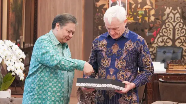Menteri Koordinator Bidang Perekonomian RI Airlangga Hartarto menerima kunjungan Menteri Keamanan Energi dan Net Zero Inggris H.E Mr Graham Stuart MP di Kantor Kementerian Koordinator Bidang Perekonomian pada Senin (7/8/2023). (Dok Kemenko Perekonomian)