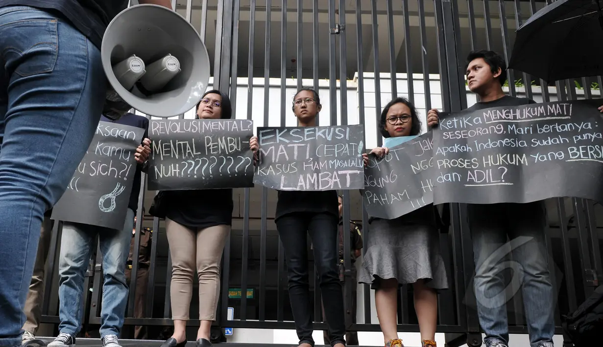 Massa kompak mengenakan kaos hitam dan membawa spanduk saat aksi unjuk rasa di Kejaksaan Agung, Jakarta, Selasa (28/4/2015). Aksi tersebut menuntut Presiden Jokowi dan Kejagung membatalkan pelaksanaan eksekusi mati. (Liputan6.com/Johan Tallo)