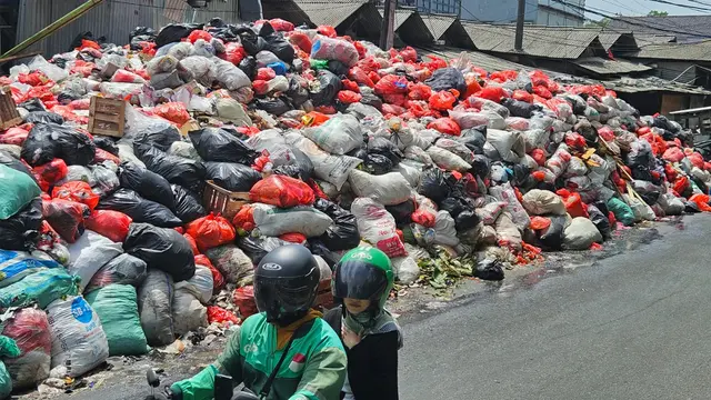 Tumpukan sampah di salah satu kawasan di Kota Tangerang Selatan. (Liputan6.com/Pramita Tristiawati)